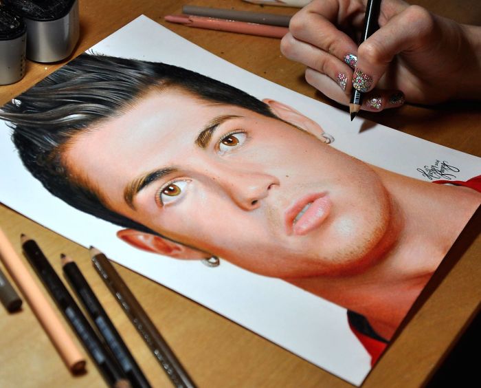Artist Draws Realistic Portraits Using Color Pencils, And You Might Confuse Them With Photos Artist Draws Realistic Portraits Using Color Pencils, And You Might Confuse Them With Photos