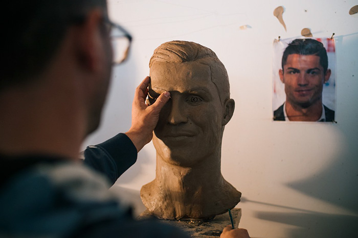 Internet Laughed At This Guy’s First Attempt At Cristiano Ronaldo’s Bust, So He Tries The Second Time Internet Laughed At This Guy’s First Attempt At Cristiano Ronaldo’s Bust, So He Tries The Second Time