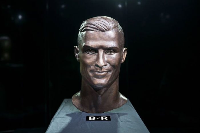 Internet Laughed At This Guy’s First Attempt At Cristiano Ronaldo’s Bust, So He Tries The Second Time Internet Laughed At This Guy’s First Attempt At Cristiano Ronaldo’s Bust, So He Tries The Second Time