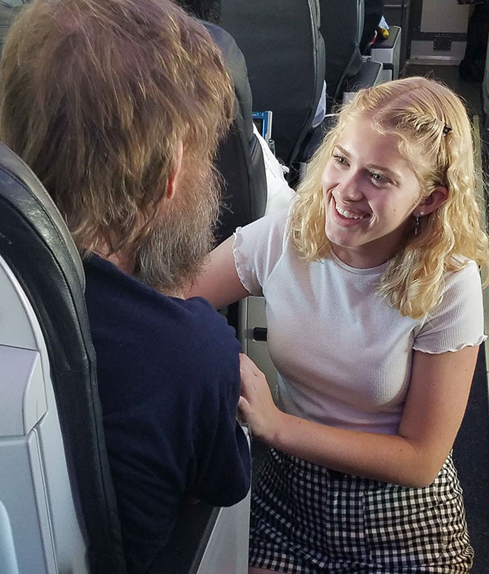 A Dyslexic 15-Year-Old Girl Finds A Way To Have A Conversation With A Deaf And Blind Man On A Plane And It&#8217;s Heartwarming