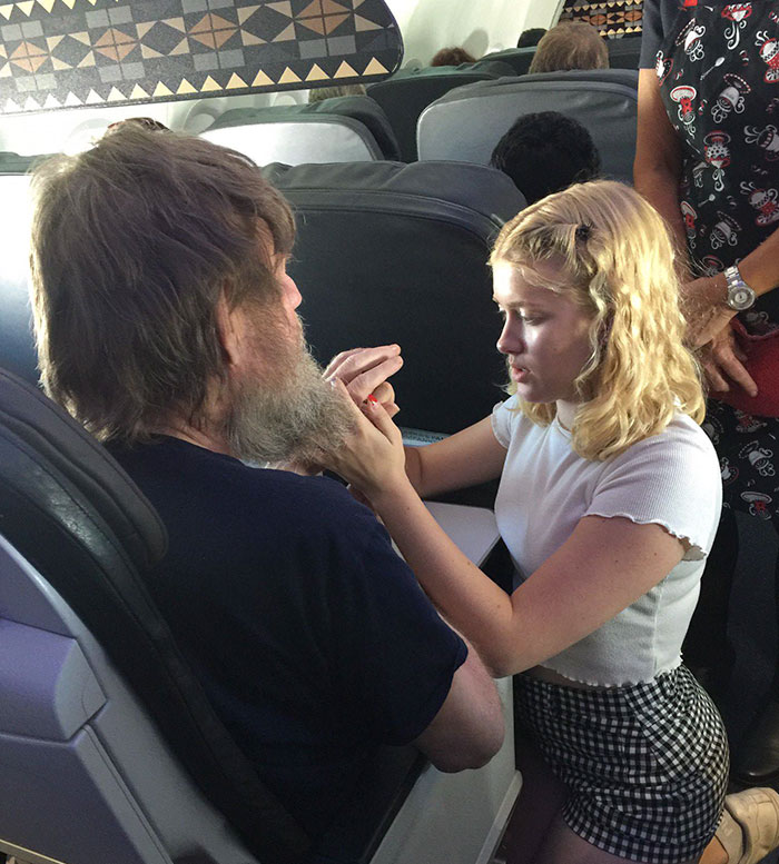 A Dyslexic 15-Year-Old Girl Finds A Way To Have A Conversation With A Deaf And Blind Man On A Plane And It&#8217;s Heartwarming