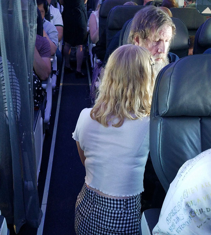 A Dyslexic 15-Year-Old Girl Finds A Way To Have A Conversation With A Deaf And Blind Man On A Plane And It&#8217;s Heartwarming