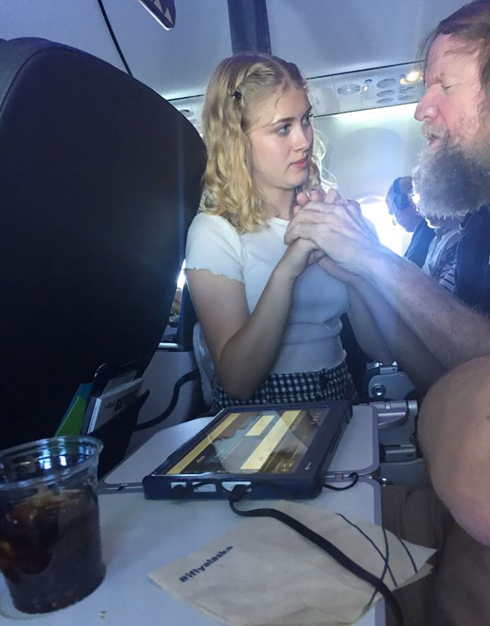 A Dyslexic 15-Year-Old Girl Finds A Way To Have A Conversation With A Deaf And Blind Man On A Plane And It&#8217;s Heartwarming