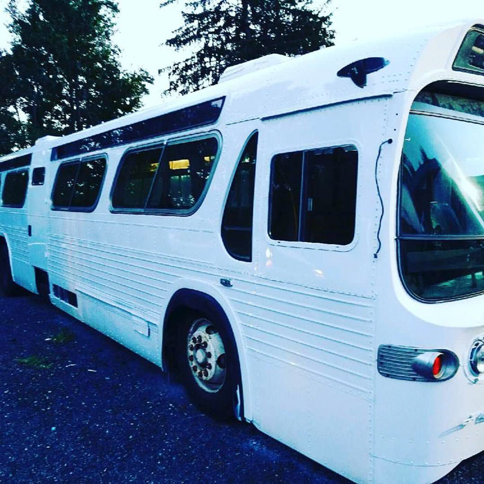 Woman Spends 3 Years Converting Old Bus Into Mobile Home, And It Looks Better Than Most Apartments Woman Spends 3 Years Converting Old Bus Into Mobile Home, And It Looks Better Than Most Apartments