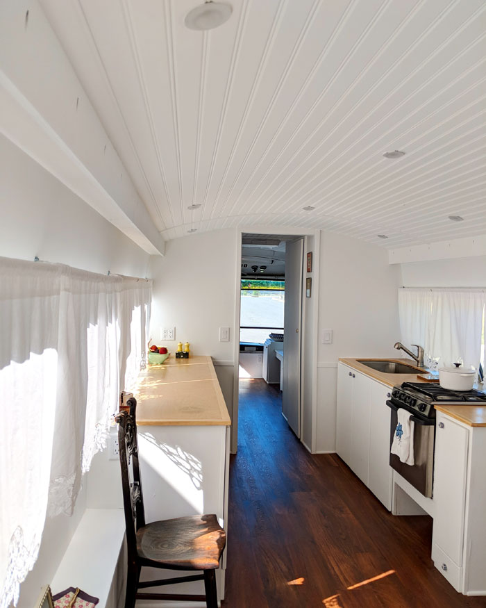 Woman Spends 3 Years Converting Old Bus Into Mobile Home, And It Looks Better Than Most Apartments Woman Spends 3 Years Converting Old Bus Into Mobile Home, And It Looks Better Than Most Apartments