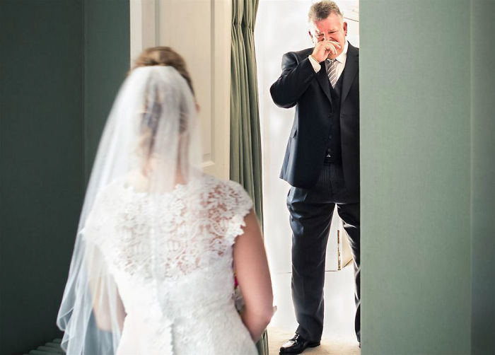 179 Times Fathers Couldn’t Hold Back Their Emotions After Seeing Daughters In Wedding Dresses For The First Time 179 Times Fathers Couldn’t Hold Back Their Emotions After Seeing Daughters In Wedding Dresses For The First Time