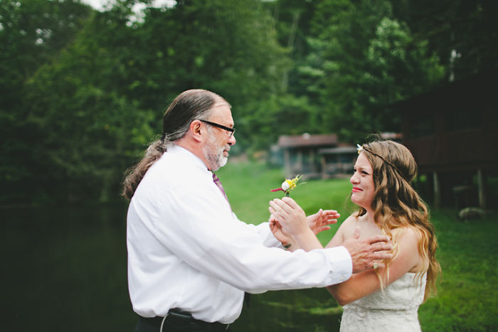 179 Times Fathers Couldn’t Hold Back Their Emotions After Seeing Daughters In Wedding Dresses For The First Time 179 Times Fathers Couldn’t Hold Back Their Emotions After Seeing Daughters In Wedding Dresses For The First Time