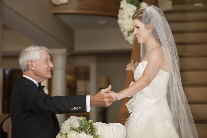 179 Times Fathers Couldn’t Hold Back Their Emotions After Seeing Daughters In Wedding Dresses For The First Time 179 Times Fathers Couldn’t Hold Back Their Emotions After Seeing Daughters In Wedding Dresses For The First Time