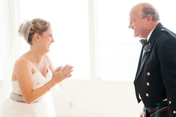 179 Times Fathers Couldn’t Hold Back Their Emotions After Seeing Daughters In Wedding Dresses For The First Time 179 Times Fathers Couldn’t Hold Back Their Emotions After Seeing Daughters In Wedding Dresses For The First Time