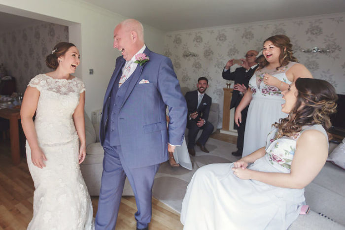 179 Times Fathers Couldn’t Hold Back Their Emotions After Seeing Daughters In Wedding Dresses For The First Time 179 Times Fathers Couldn’t Hold Back Their Emotions After Seeing Daughters In Wedding Dresses For The First Time