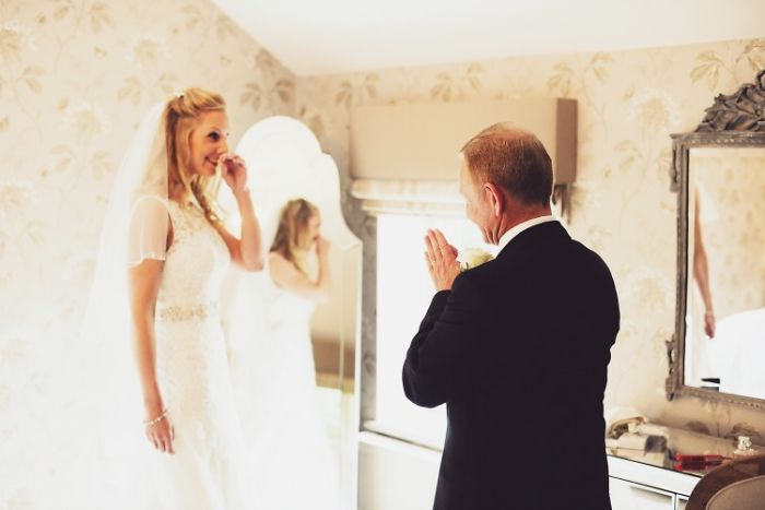 179 Times Fathers Couldn’t Hold Back Their Emotions After Seeing Daughters In Wedding Dresses For The First Time 179 Times Fathers Couldn’t Hold Back Their Emotions After Seeing Daughters In Wedding Dresses For The First Time