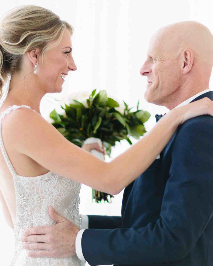 179 Times Fathers Couldn’t Hold Back Their Emotions After Seeing Daughters In Wedding Dresses For The First Time 179 Times Fathers Couldn’t Hold Back Their Emotions After Seeing Daughters In Wedding Dresses For The First Time