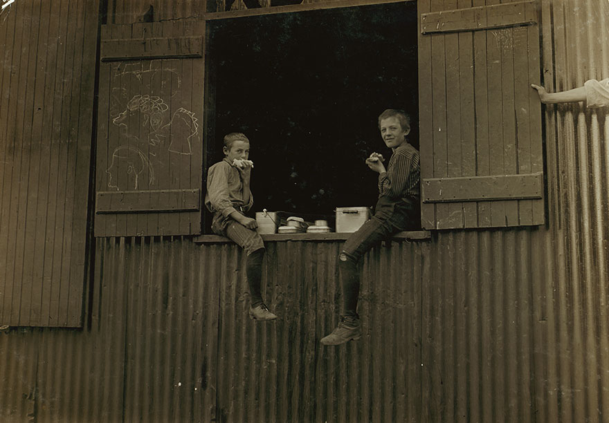 Gruesome Pictures From The 1900s Showing The Struggles Of Working Children Before Child Labor Was Abolished