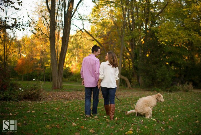The Internet Is Cracking Up Over This Bear’s Reaction To This Couple Getting Married At The Zoo (3 Pics)