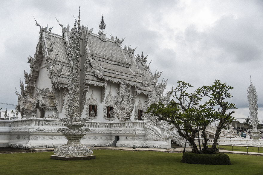 This White Temple In Thailand Is Both Heaven And Hell This White Temple In Thailand Is Both Heaven And Hell