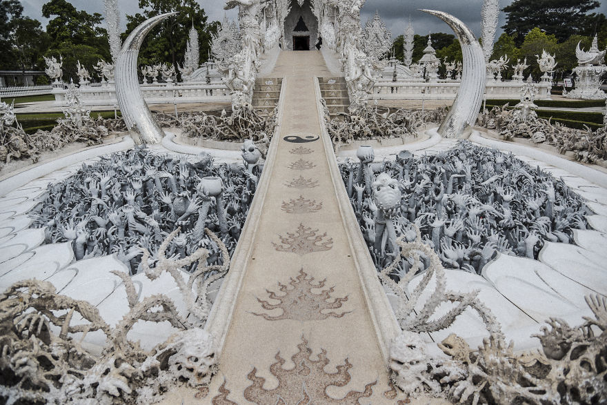 This White Temple In Thailand Is Both Heaven And Hell This White Temple In Thailand Is Both Heaven And Hell
