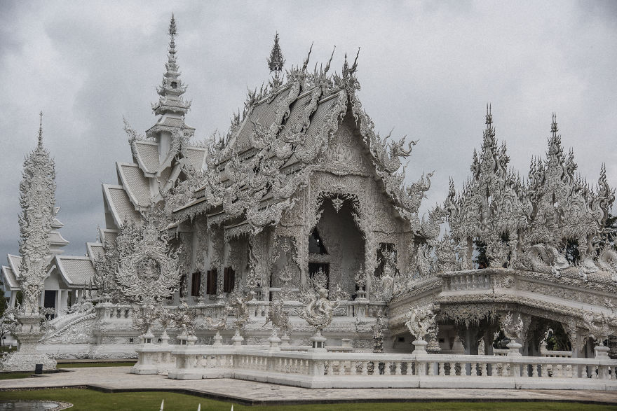 This White Temple In Thailand Is Both Heaven And Hell This White Temple In Thailand Is Both Heaven And Hell