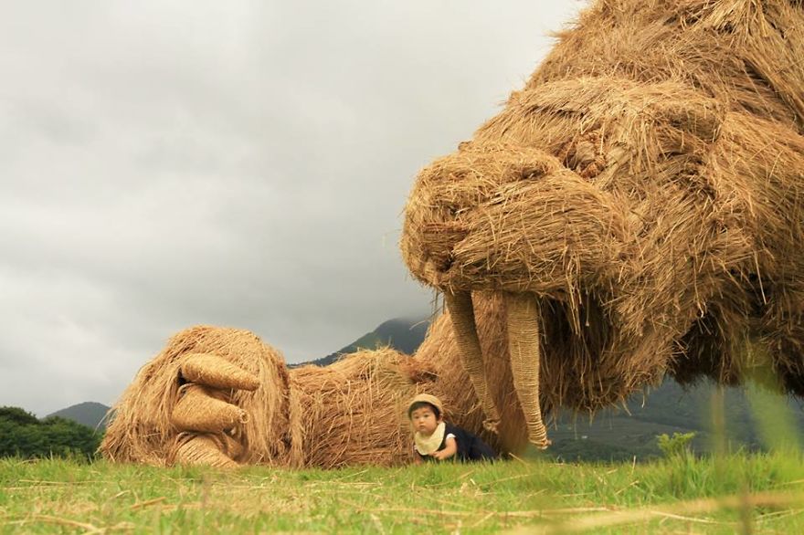 Japanese Continue The Tradition Of Rice Harvest Season By Creating Gigantic Straw Sculptures Japanese Continue The Tradition Of Rice Harvest Season By Creating Gigantic Straw Sculptures