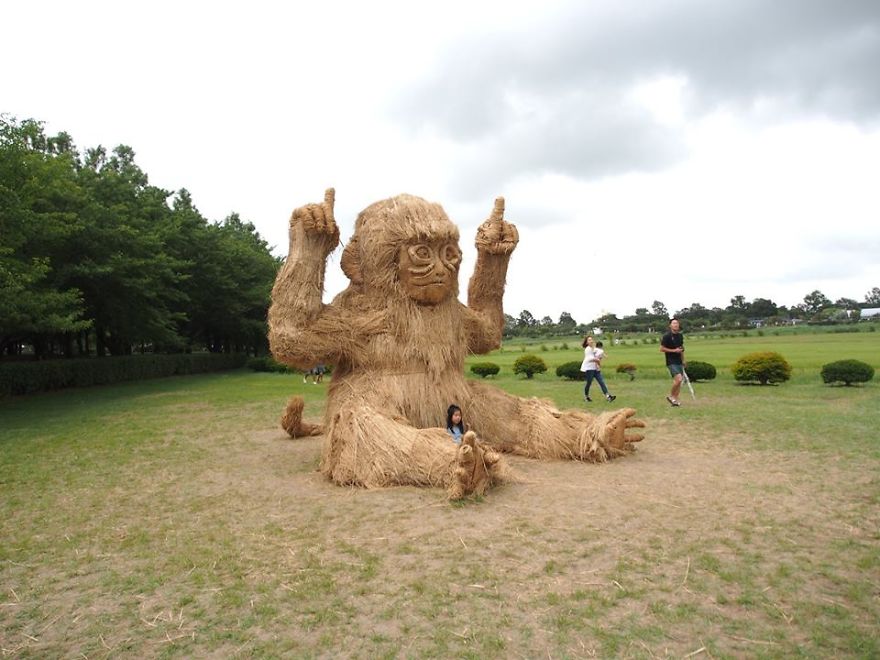 Japanese Continue The Tradition Of Rice Harvest Season By Creating Gigantic Straw Sculptures Japanese Continue The Tradition Of Rice Harvest Season By Creating Gigantic Straw Sculptures