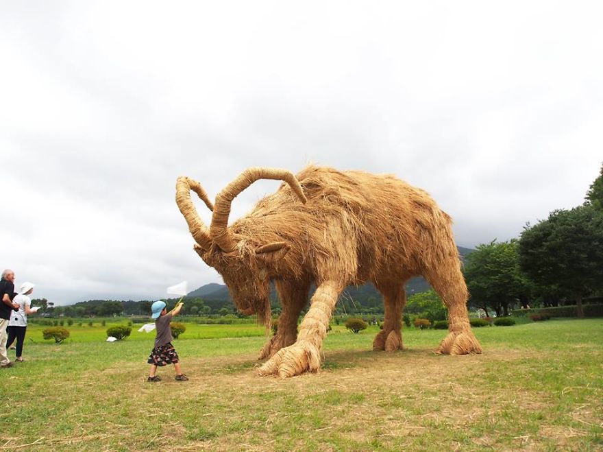 Japanese Continue The Tradition Of Rice Harvest Season By Creating Gigantic Straw Sculptures Japanese Continue The Tradition Of Rice Harvest Season By Creating Gigantic Straw Sculptures