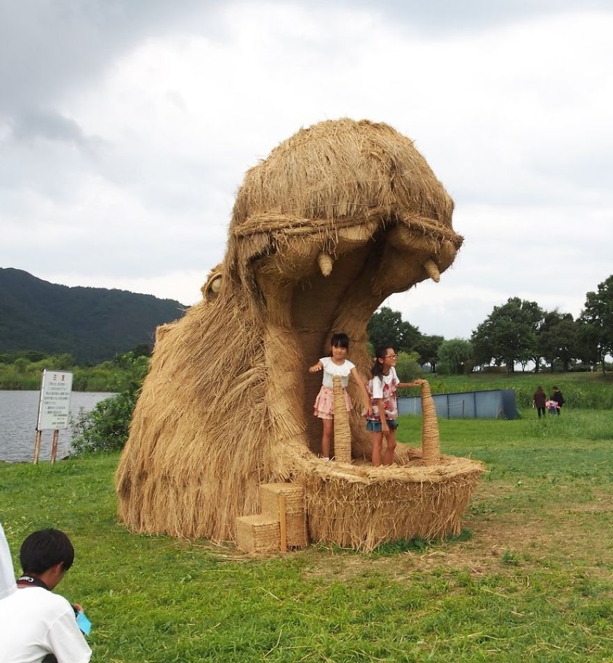 Japanese Continue The Tradition Of Rice Harvest Season By Creating Gigantic Straw Sculptures Japanese Continue The Tradition Of Rice Harvest Season By Creating Gigantic Straw Sculptures