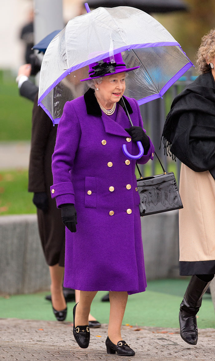 Someone Noticed The Coolest Thing About The Way The Queen Matches Her Outfits, And We Can’t Unsee It Someone Noticed The Coolest Thing About The Way The Queen Matches Her Outfits, And We Can’t Unsee It