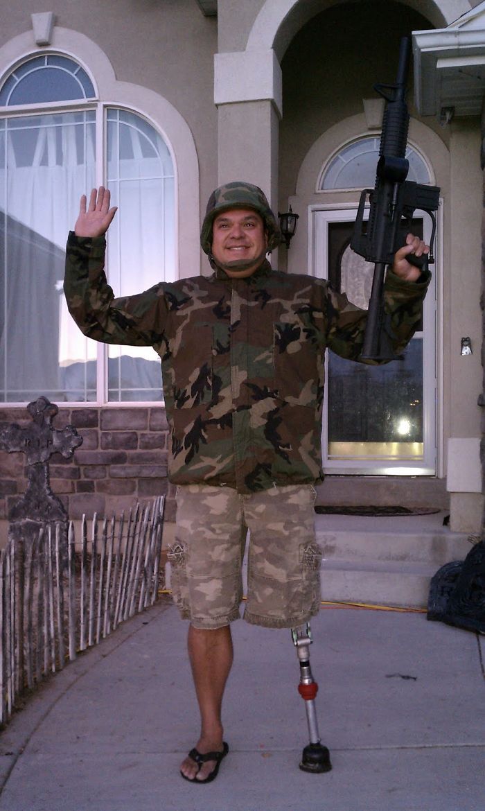 Embarrassed Son Asks Dad Not To Wave At Him In Front Of School Bus, Regrets Doing It For Next 163 School Days Embarrassed Son Asks Dad Not To Wave At Him In Front Of School Bus, Regrets Doing It For Next 163 School Days