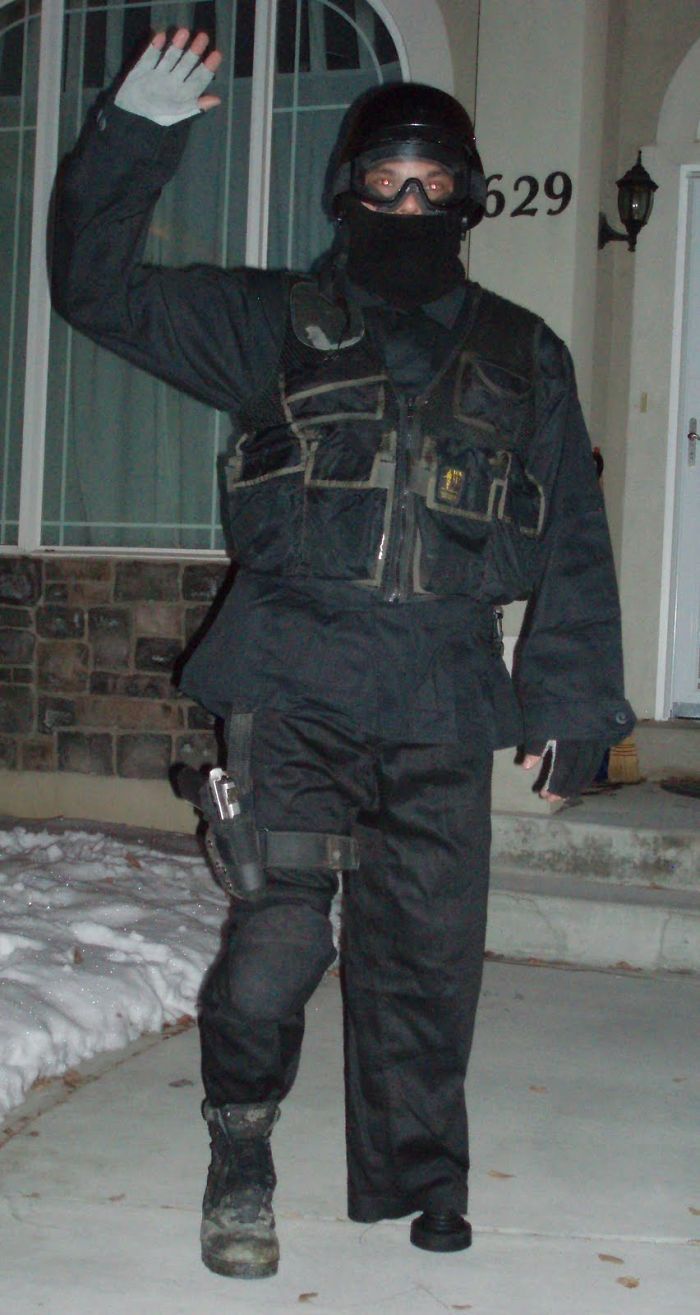 Embarrassed Son Asks Dad Not To Wave At Him In Front Of School Bus, Regrets Doing It For Next 163 School Days Embarrassed Son Asks Dad Not To Wave At Him In Front Of School Bus, Regrets Doing It For Next 163 School Days