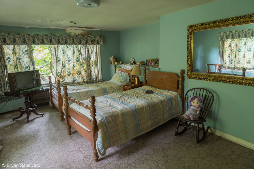 I Photographed This Abandoned House In New York And What I Found Inside Was Shocking I Photographed This Abandoned House In New York And What I Found Inside Was Shocking