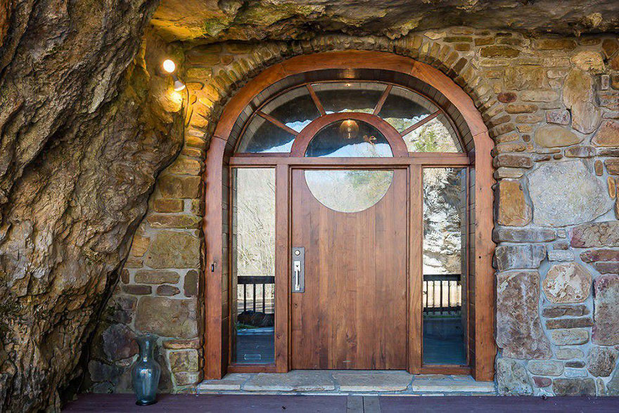 Someone Is Selling An Unbelievable Home Hidden Inside A Cave, And The Interior Is Even Better Than The Exterior Someone Is Selling An Unbelievable Home Hidden Inside A Cave, And The Interior Is Even Better Than The Exterior
