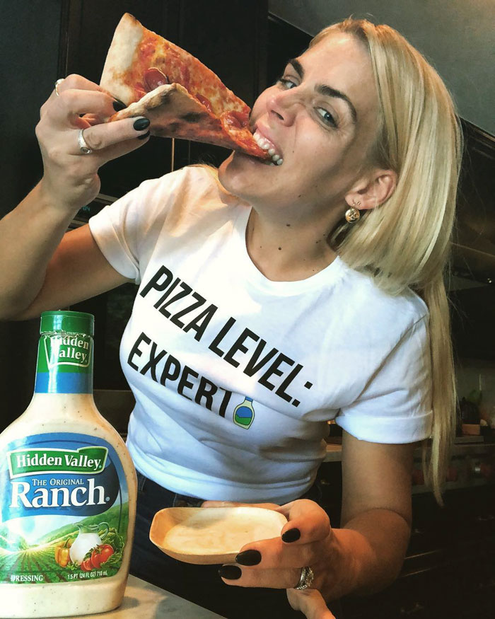 Some Idiot Tries Body-Shaming Busy Philipps, Gets A Well Deserved Lesson Some Idiot Tries Body-Shaming Busy Philipps, Gets A Well Deserved Lesson