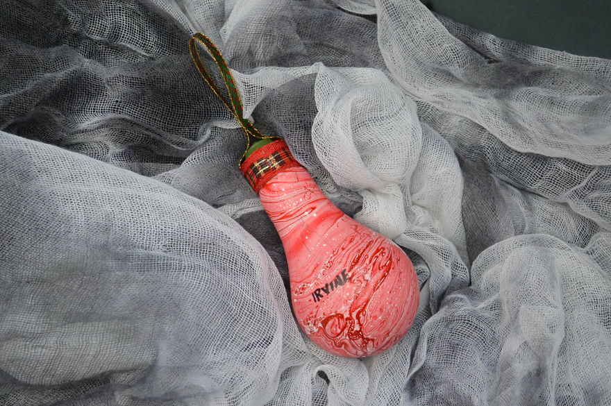 I Salvage Burnt Out Light Bulbs And Transform Them Into Hand-Painted Holiday Ornaments I Salvage Burnt Out Light Bulbs And Transform Them Into Hand-Painted Holiday Ornaments