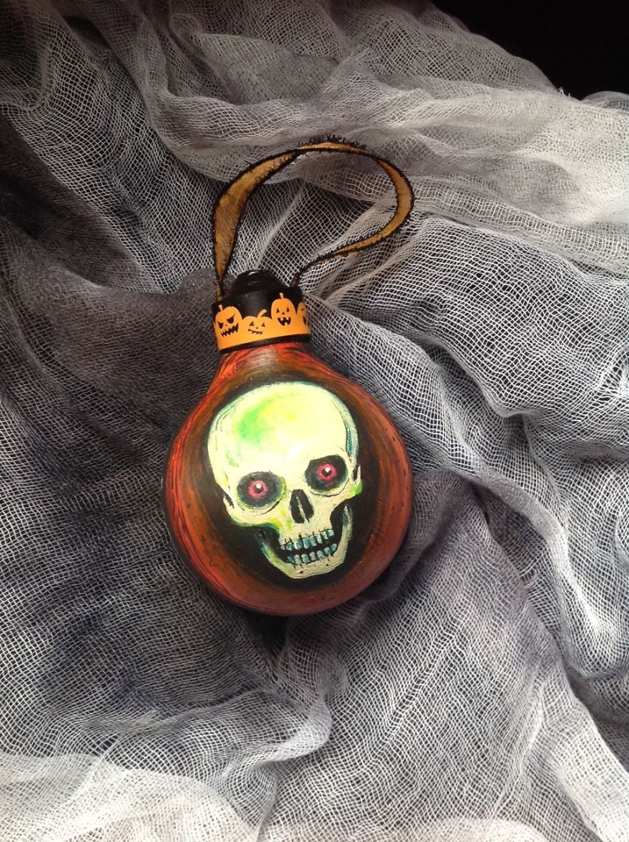 I Salvage Burnt Out Light Bulbs And Transform Them Into Hand-Painted Holiday Ornaments I Salvage Burnt Out Light Bulbs And Transform Them Into Hand-Painted Holiday Ornaments