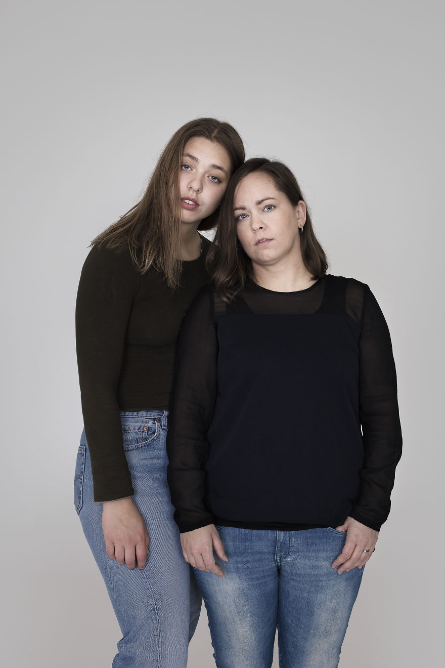 Mothers And Daughters From Iceland Pose In This Photosession And They All Have One Thing In Common Mothers And Daughters From Iceland Pose In This Photosession And They All Have One Thing In Common