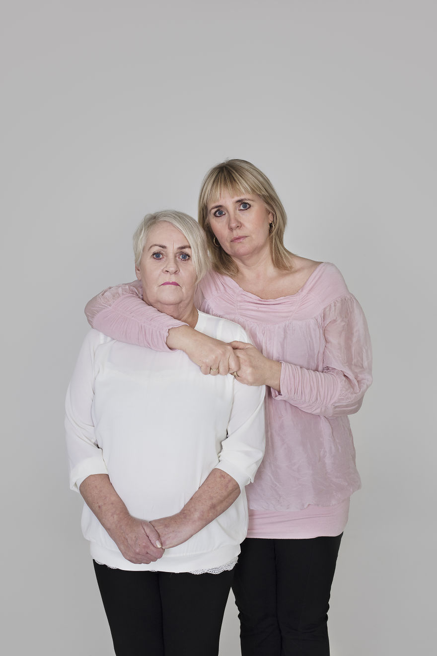 Mothers And Daughters From Iceland Pose In This Photosession And They All Have One Thing In Common Mothers And Daughters From Iceland Pose In This Photosession And They All Have One Thing In Common