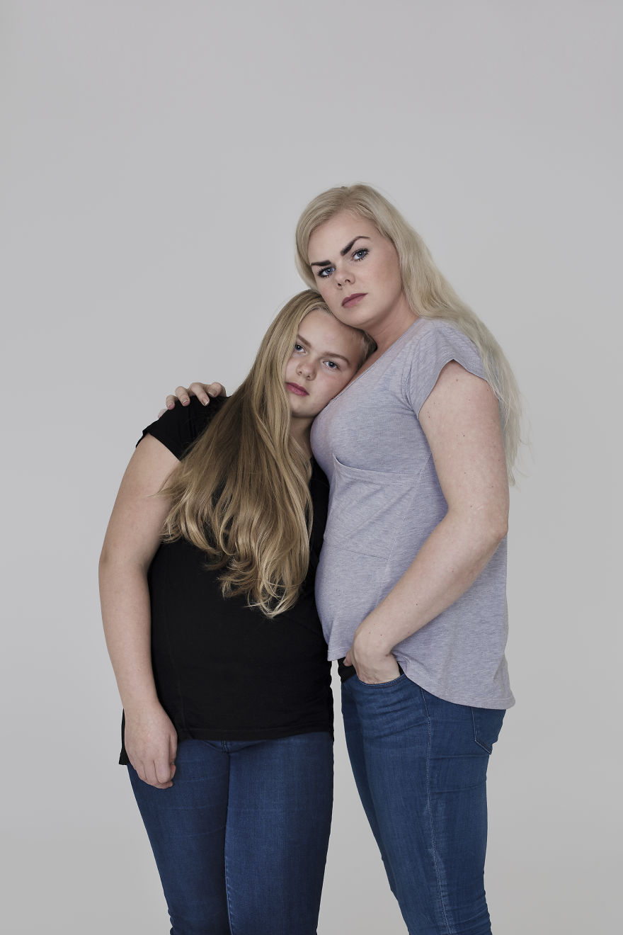 Mothers And Daughters From Iceland Pose In This Photosession And They All Have One Thing In Common Mothers And Daughters From Iceland Pose In This Photosession And They All Have One Thing In Common