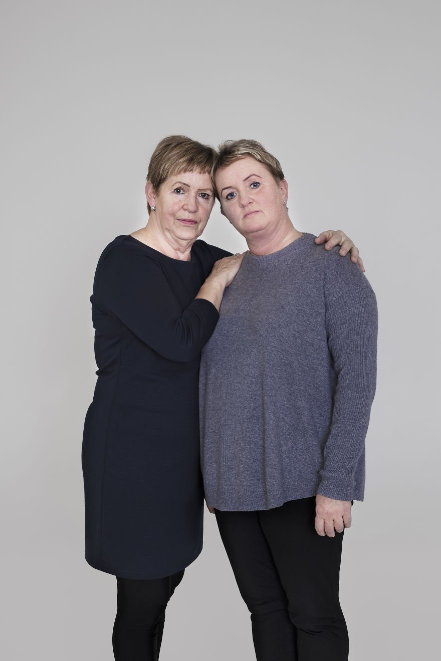 Mothers And Daughters From Iceland Pose In This Photosession And They All Have One Thing In Common Mothers And Daughters From Iceland Pose In This Photosession And They All Have One Thing In Common