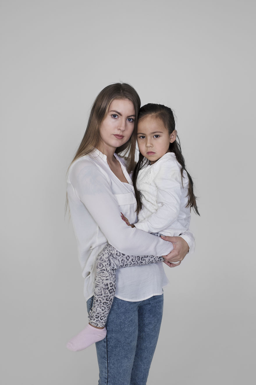Mothers And Daughters From Iceland Pose In This Photosession And They All Have One Thing In Common Mothers And Daughters From Iceland Pose In This Photosession And They All Have One Thing In Common