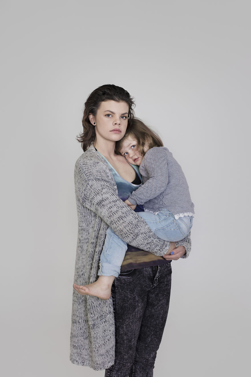 Mothers And Daughters From Iceland Pose In This Photosession And They All Have One Thing In Common Mothers And Daughters From Iceland Pose In This Photosession And They All Have One Thing In Common