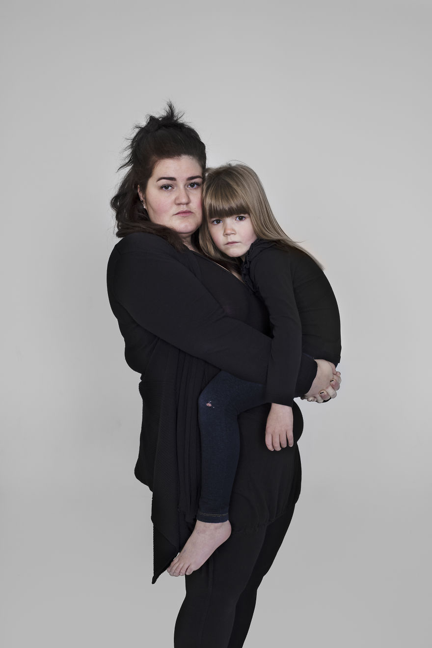Mothers And Daughters From Iceland Pose In This Photosession And They All Have One Thing In Common Mothers And Daughters From Iceland Pose In This Photosession And They All Have One Thing In Common