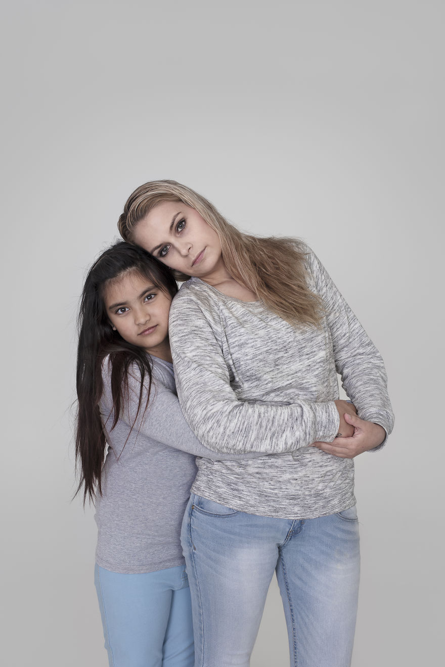 Mothers And Daughters From Iceland Pose In This Photosession And They All Have One Thing In Common Mothers And Daughters From Iceland Pose In This Photosession And They All Have One Thing In Common