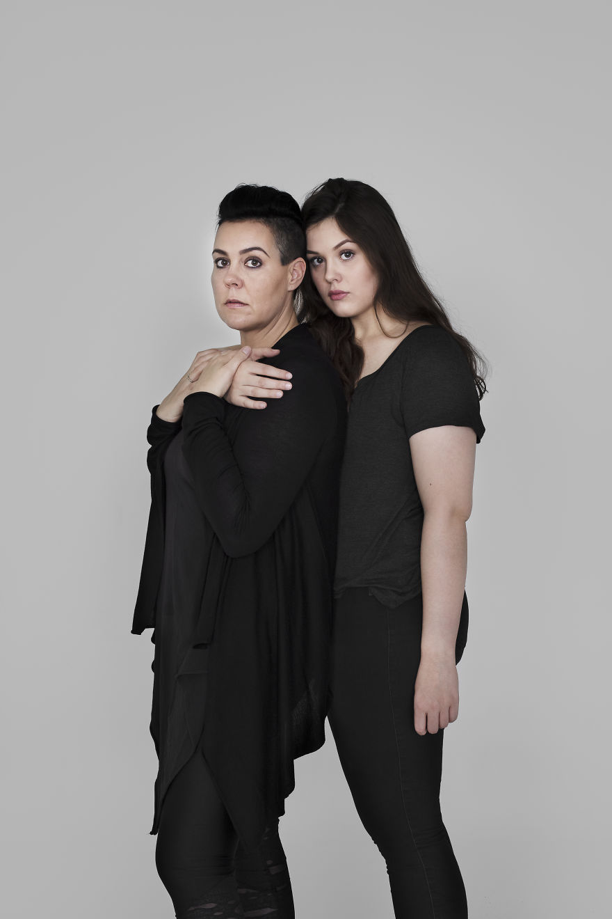 Mothers And Daughters From Iceland Pose In This Photosession And They All Have One Thing In Common Mothers And Daughters From Iceland Pose In This Photosession And They All Have One Thing In Common
