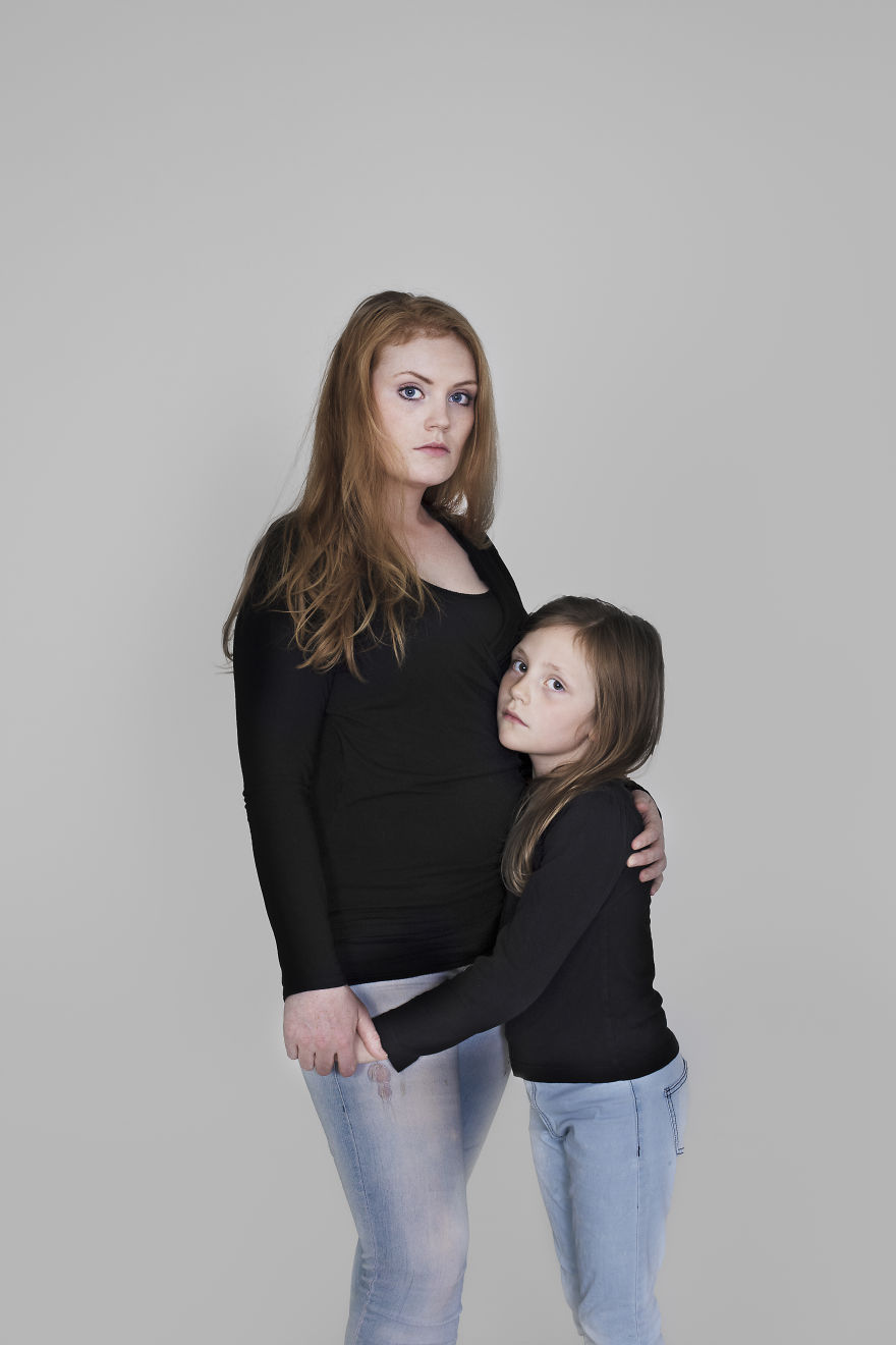 Mothers And Daughters From Iceland Pose In This Photosession And They All Have One Thing In Common Mothers And Daughters From Iceland Pose In This Photosession And They All Have One Thing In Common