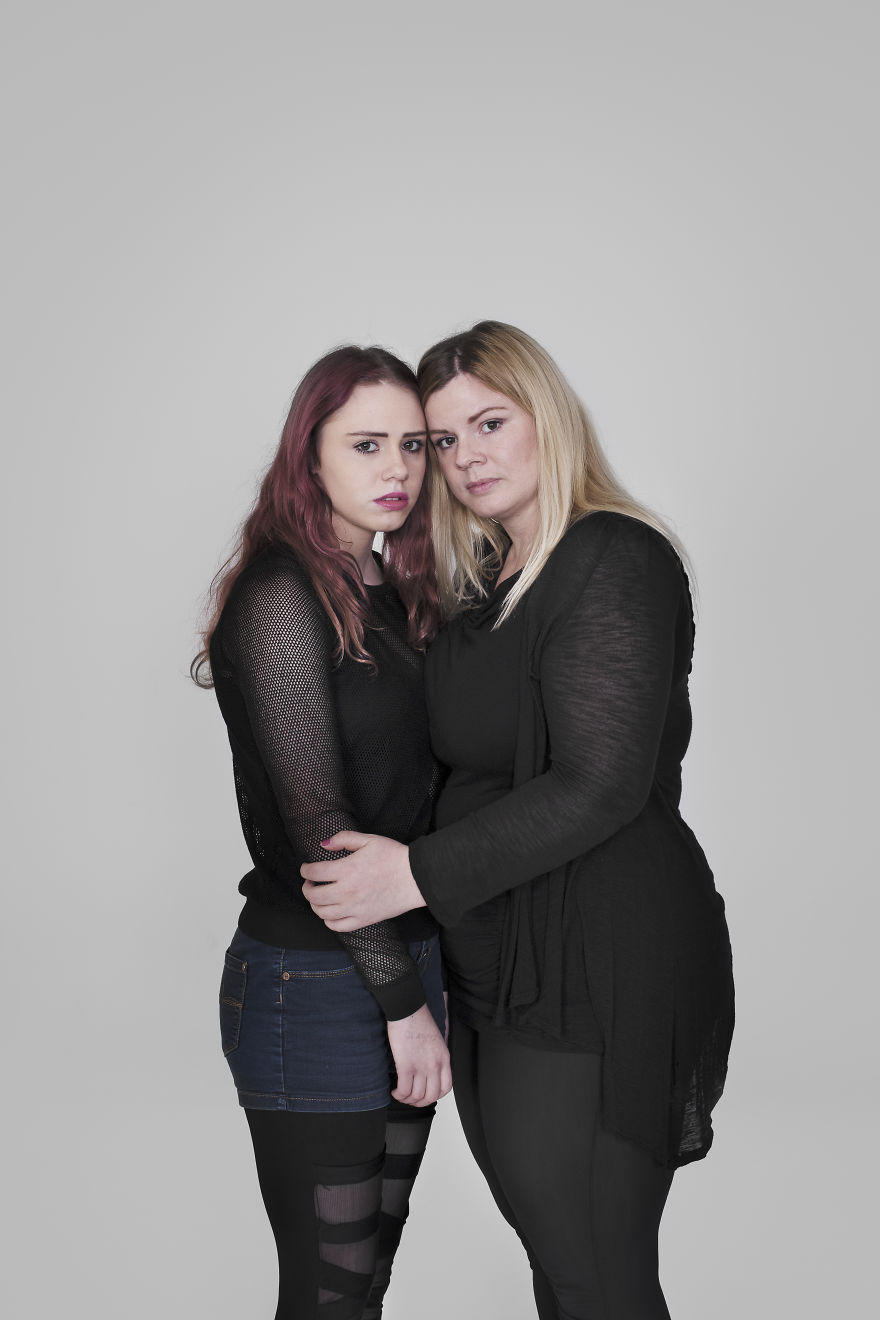 Mothers And Daughters From Iceland Pose In This Photosession And They All Have One Thing In Common Mothers And Daughters From Iceland Pose In This Photosession And They All Have One Thing In Common