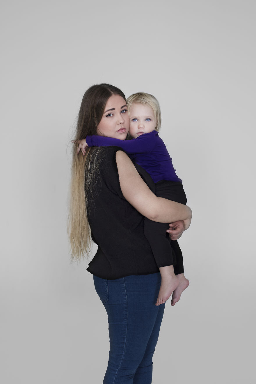 Mothers And Daughters From Iceland Pose In This Photosession And They All Have One Thing In Common Mothers And Daughters From Iceland Pose In This Photosession And They All Have One Thing In Common