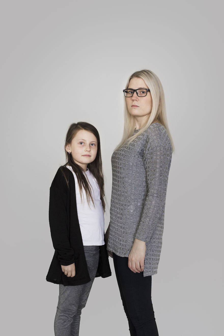 Mothers And Daughters From Iceland Pose In This Photosession And They All Have One Thing In Common Mothers And Daughters From Iceland Pose In This Photosession And They All Have One Thing In Common