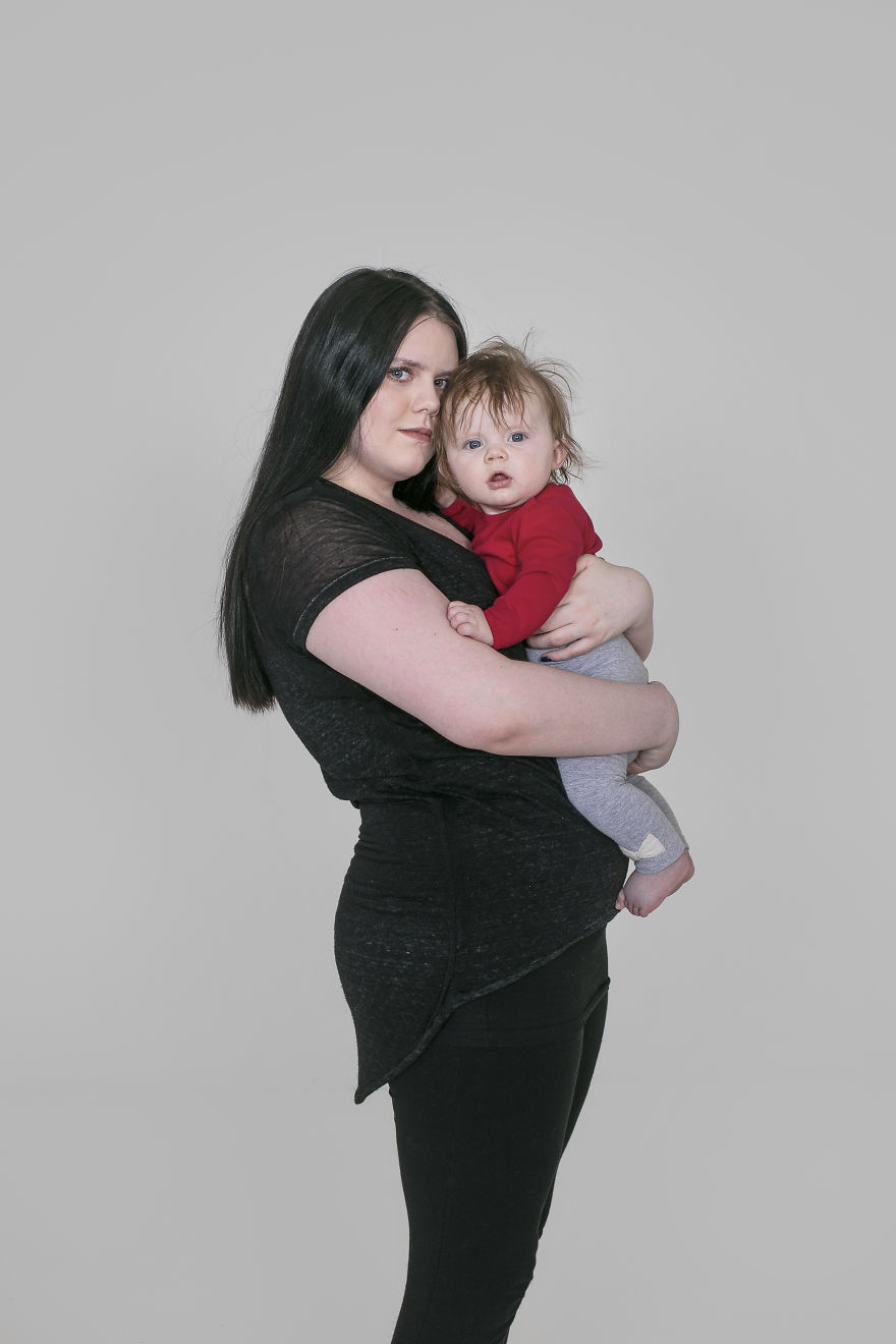 Mothers And Daughters From Iceland Pose In This Photosession And They All Have One Thing In Common Mothers And Daughters From Iceland Pose In This Photosession And They All Have One Thing In Common