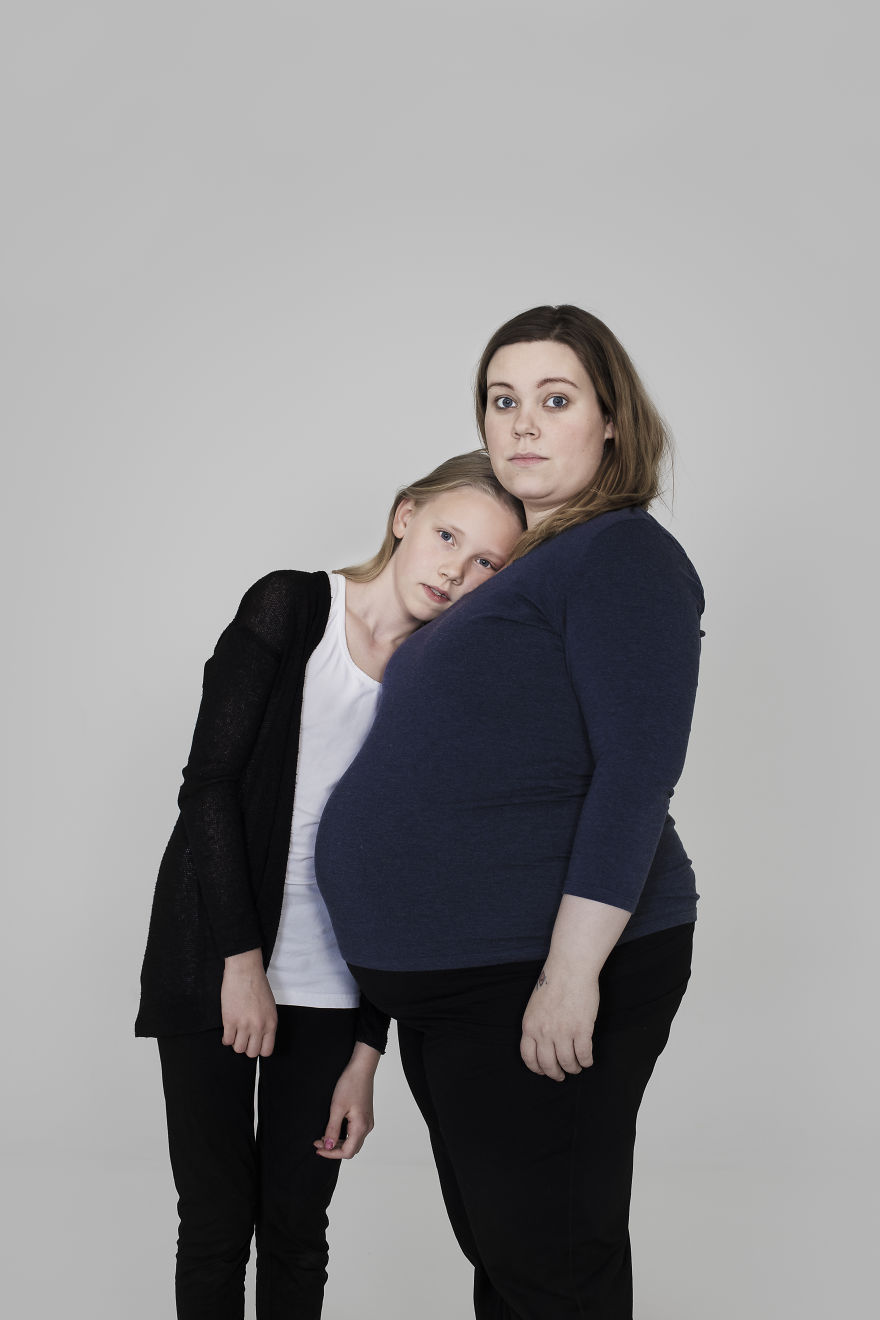 Mothers And Daughters From Iceland Pose In This Photosession And They All Have One Thing In Common Mothers And Daughters From Iceland Pose In This Photosession And They All Have One Thing In Common