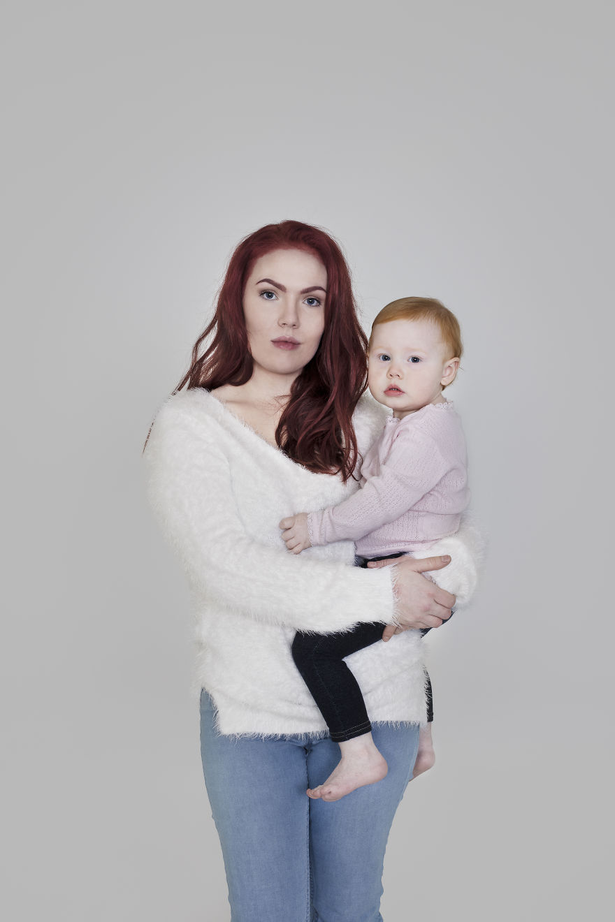 Mothers And Daughters From Iceland Pose In This Photosession And They All Have One Thing In Common Mothers And Daughters From Iceland Pose In This Photosession And They All Have One Thing In Common