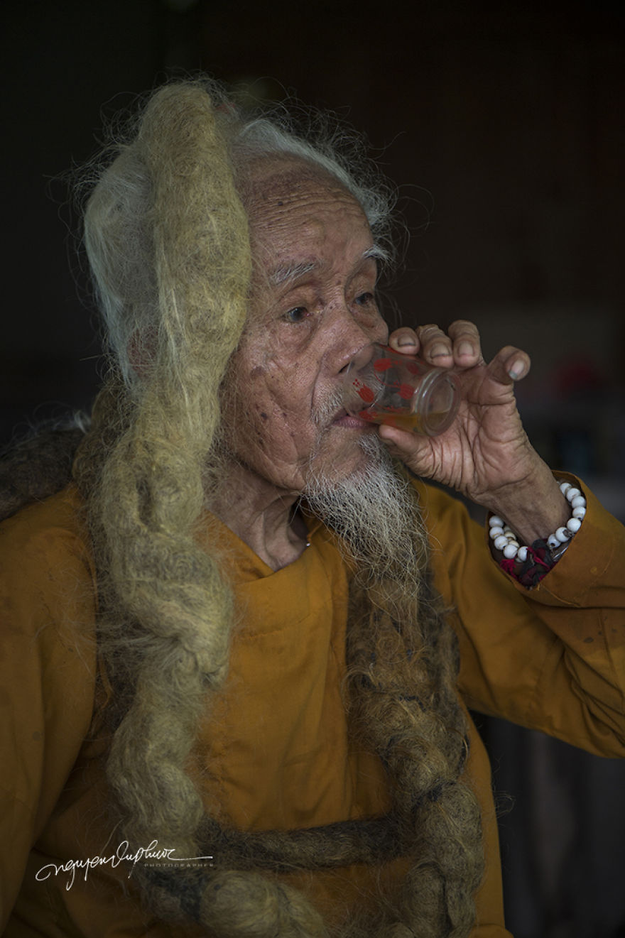 I Photographed Mr. Chien, A Man With 4-Meters-Long Hair